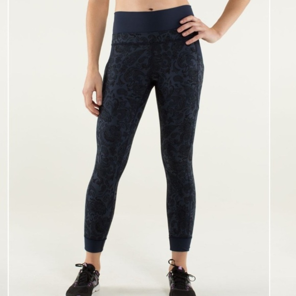 LULULEMON En Route Crop Navy Paisley Inkwell Leggings Size 2
